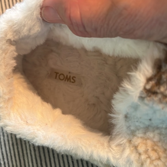 Size 11 Tom’s fuzzy house shoes - Picture 3 of 5